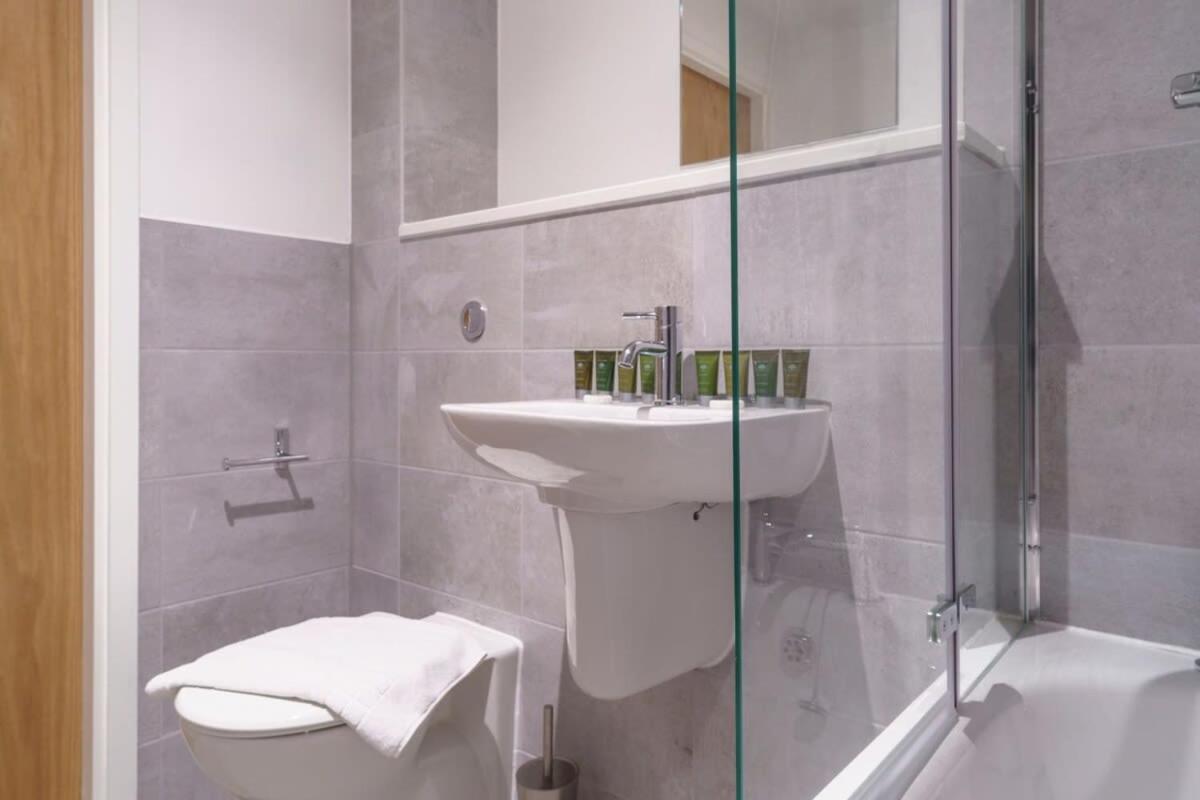 Stunning 2 Bed Apartment In Salford With Views Manchester Exteriör bild