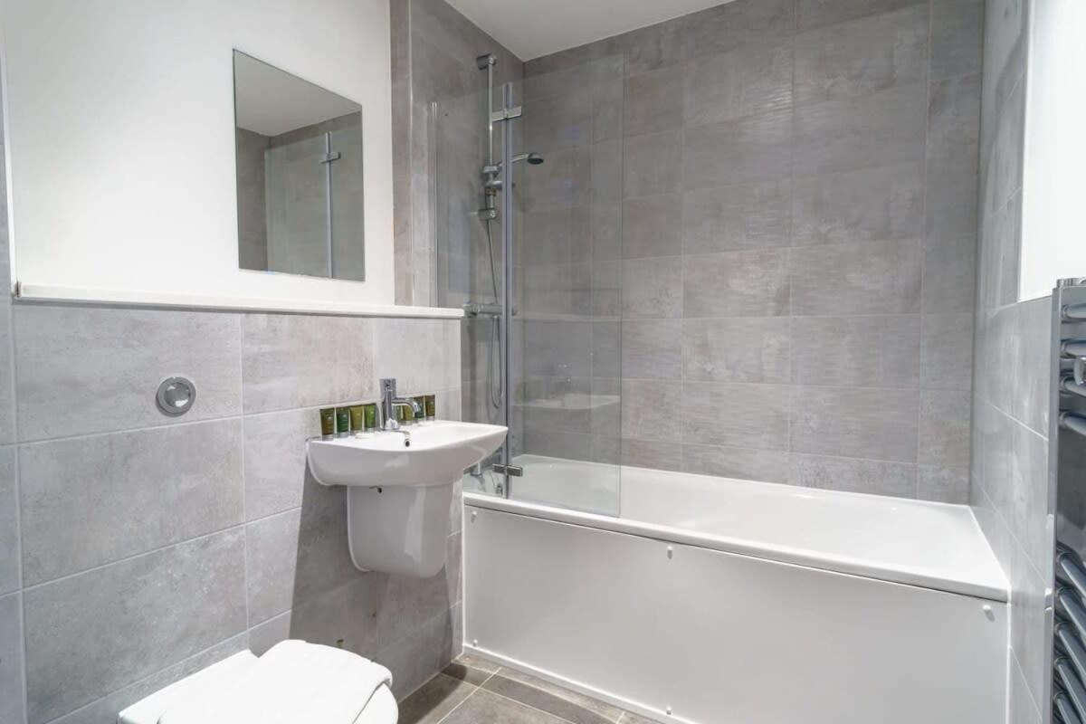 Stunning 2 Bed Apartment In Salford With Views Manchester Exteriör bild