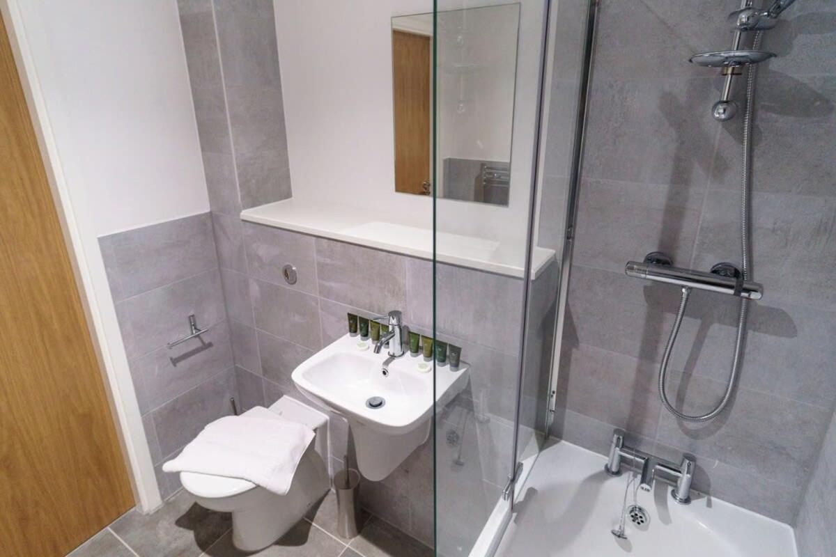 Stunning 2 Bed Apartment In Salford With Views Manchester Exteriör bild