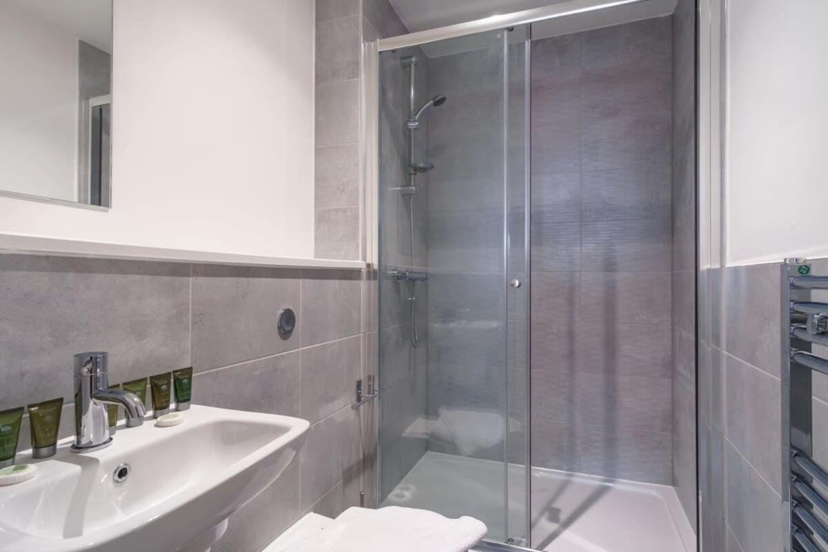 Stunning 2 Bed Apartment In Salford With Views Manchester Exteriör bild